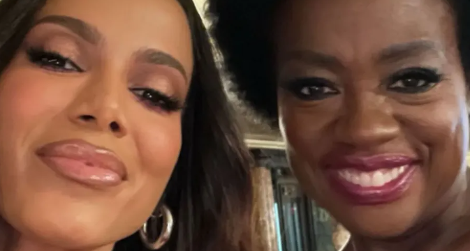 Em Paris, Anitta posa ao lado de Viola Davis: “Rainha de tudo”